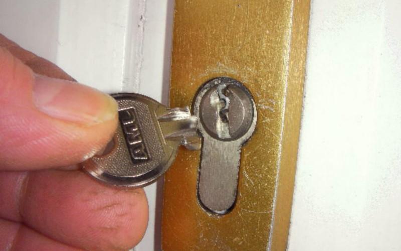sửa khóa cửa bị gãy chìa