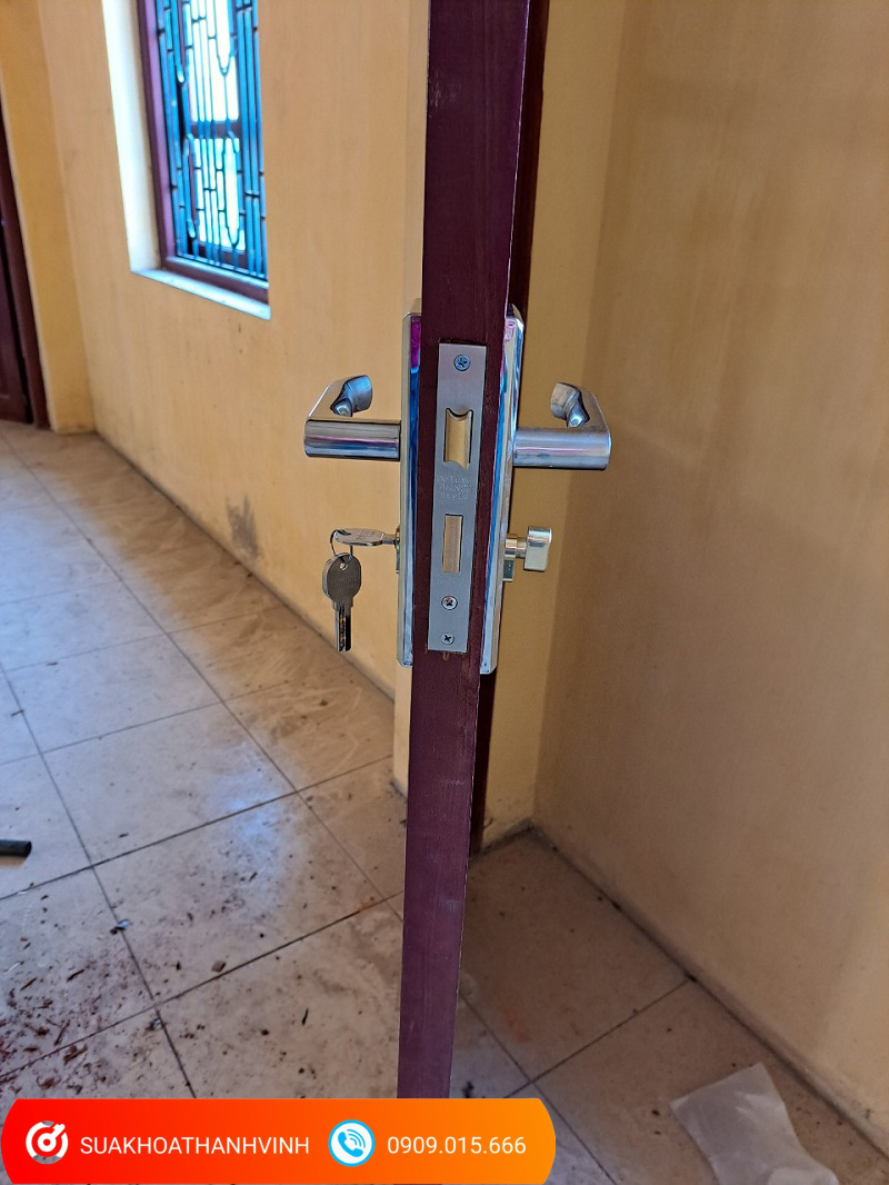 Sửa khóa căn hộ đối với cửa chính